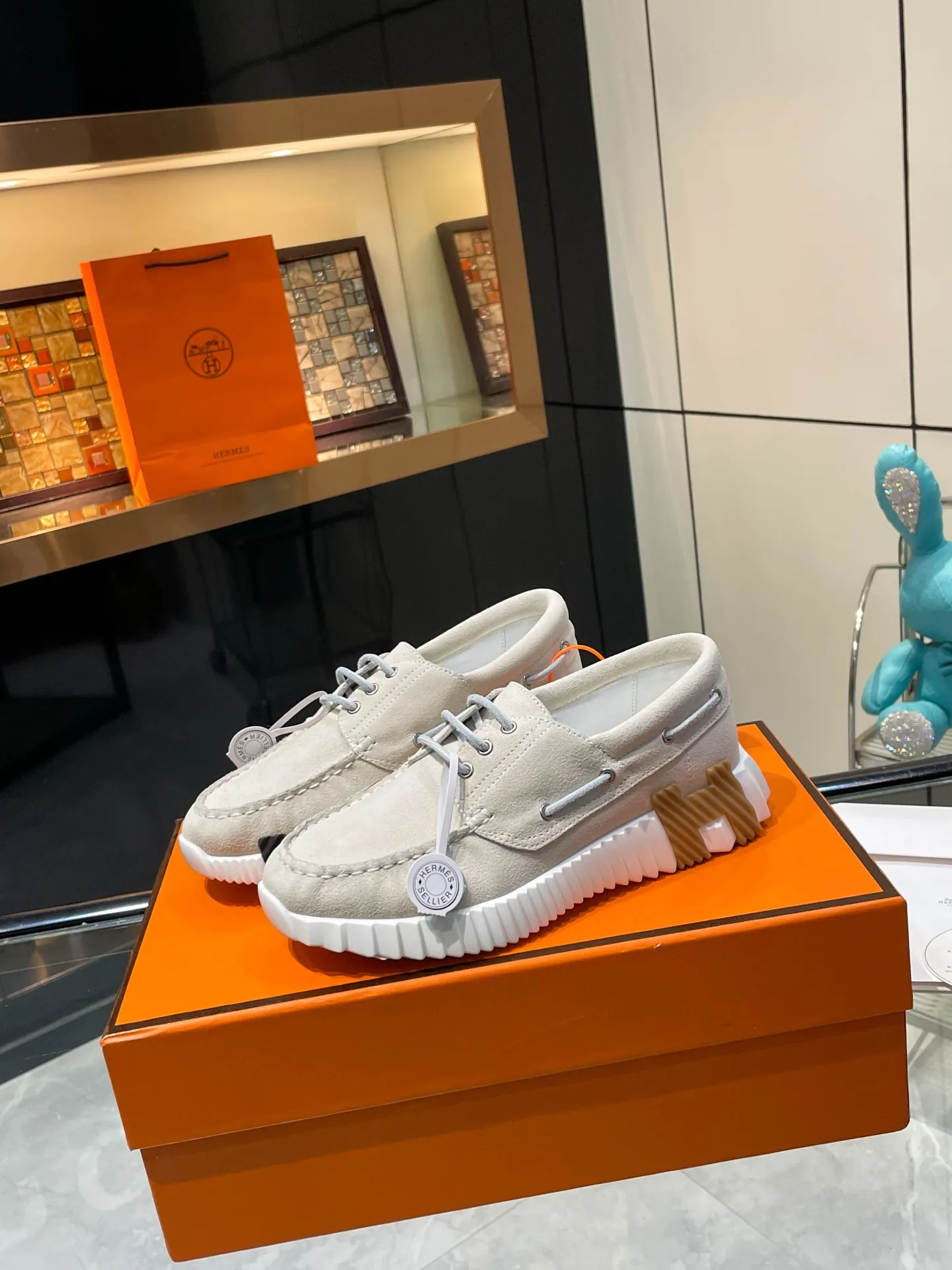 680💰 Hermes💰The top version of Hermès H classic fly-woven casual sneakers, the highest version, decorated with an exaggerated "H" letter on the sole, the italic design and bright colors show vitality and continue the brand design inspiration!     A very beautiful casual shoe, elegant yet cute! Classic style, unique and attractive height increasing shoes!      The original fabric is 1:1, the lining is original breathable imported sheepskin, the foot pads are imported sheepskin, the outsole is made of customized private mold: T P U ten P U vacuum integrated molding, original lasting process, original packaging box 📦 Comes with shoe storage bag, handbag, shoe box with blue light anti-counterfeiting mark!           Women’s size 35.36.37.38.39.(40.41.42 customized) Men’s size 39.40.41.42.43.44.(45.46 customized)